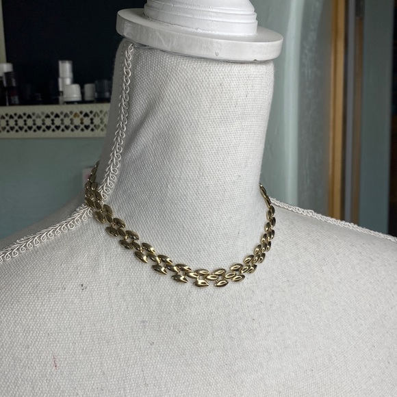 Jewelry - Gold chain neckline